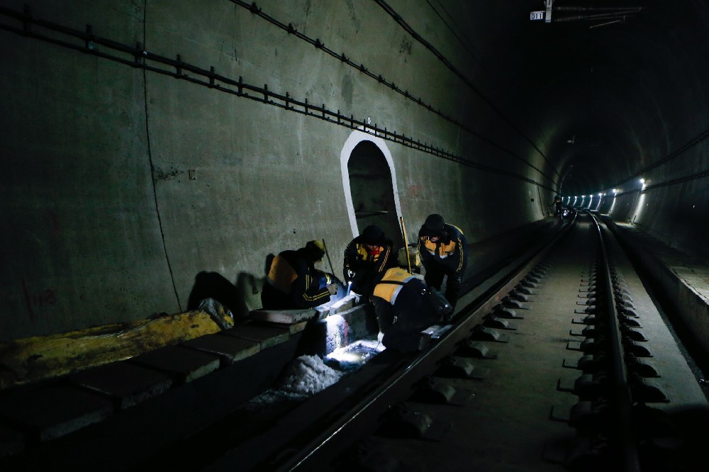 兴城铁路运营隧道病害现状